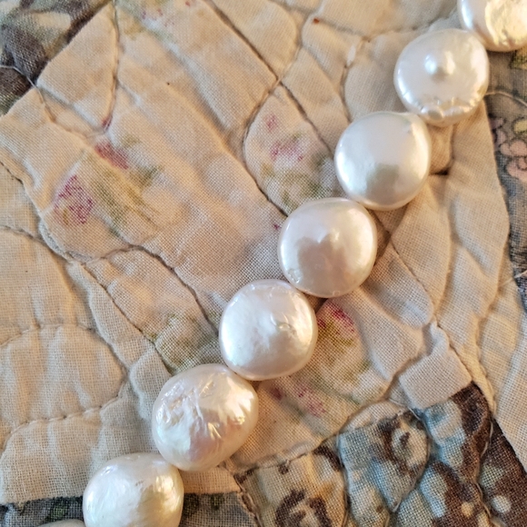 31" coin pearl necklace w/Silver clasp - Picture 4 of 4